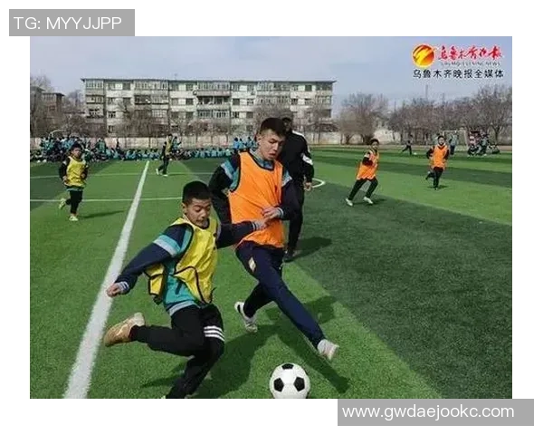 球星走进校园亲自指导同学体验足球魅力感受团队合作精神